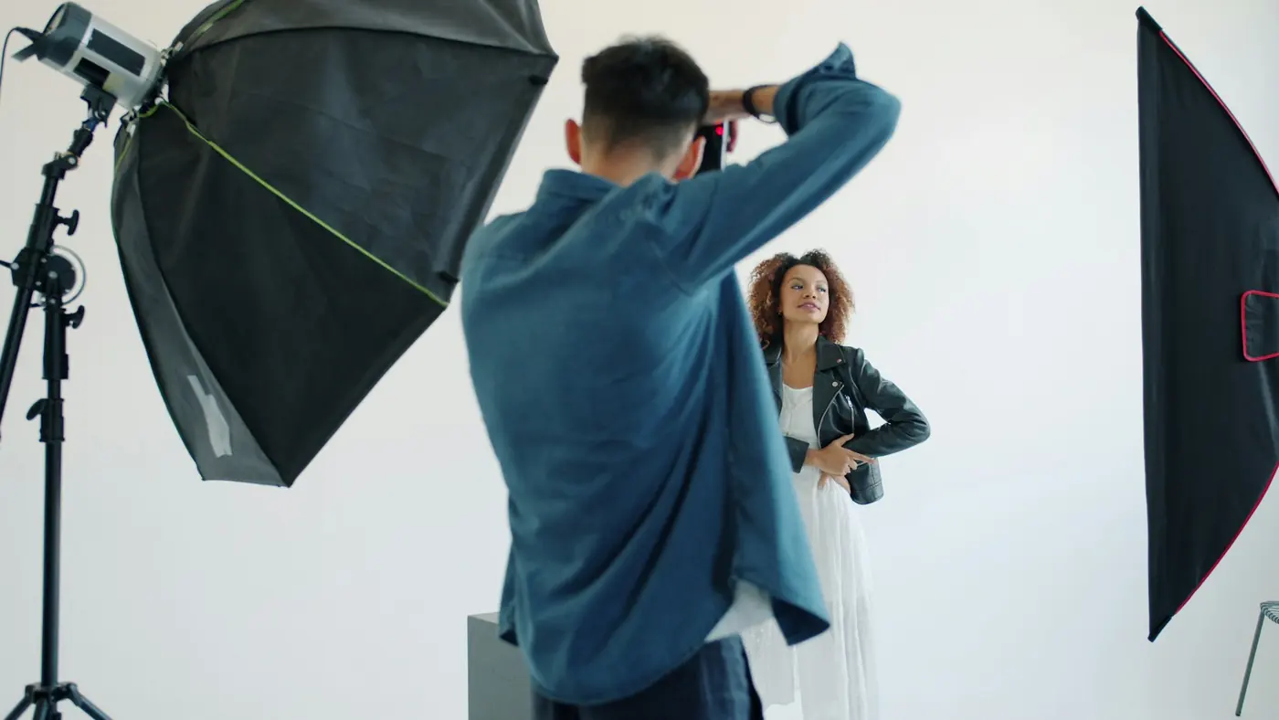 Fotograf pri práci v ateliéri so softboxom