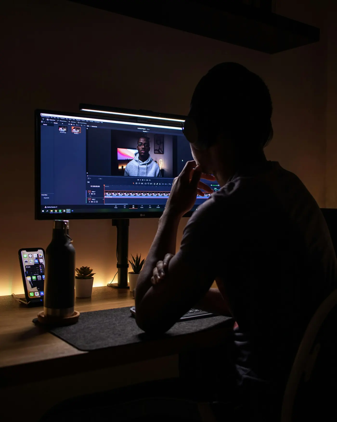 Pracovisko s monitorom pri strihu a úprave fotografií a videa